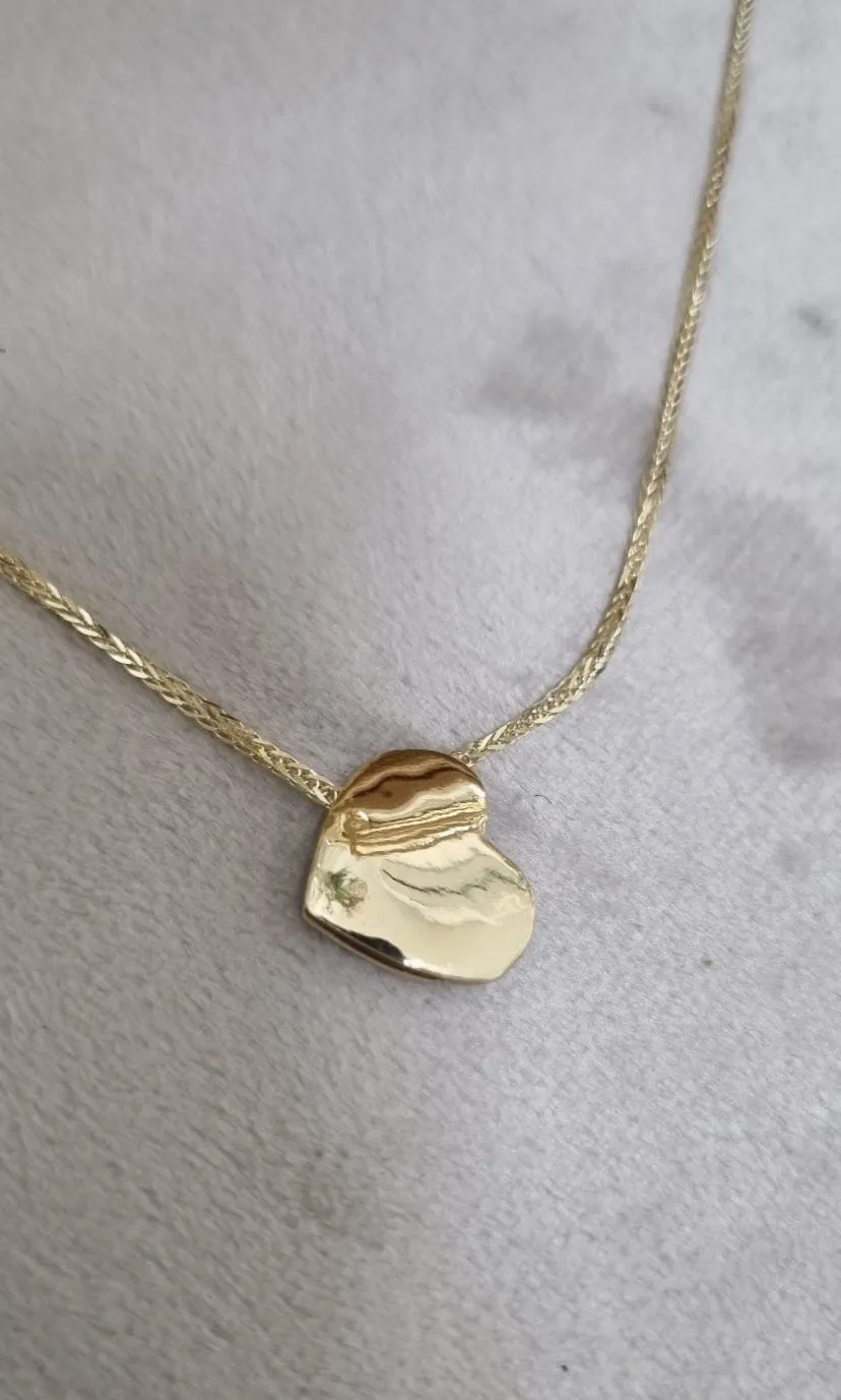 A gold dainty heart necklace