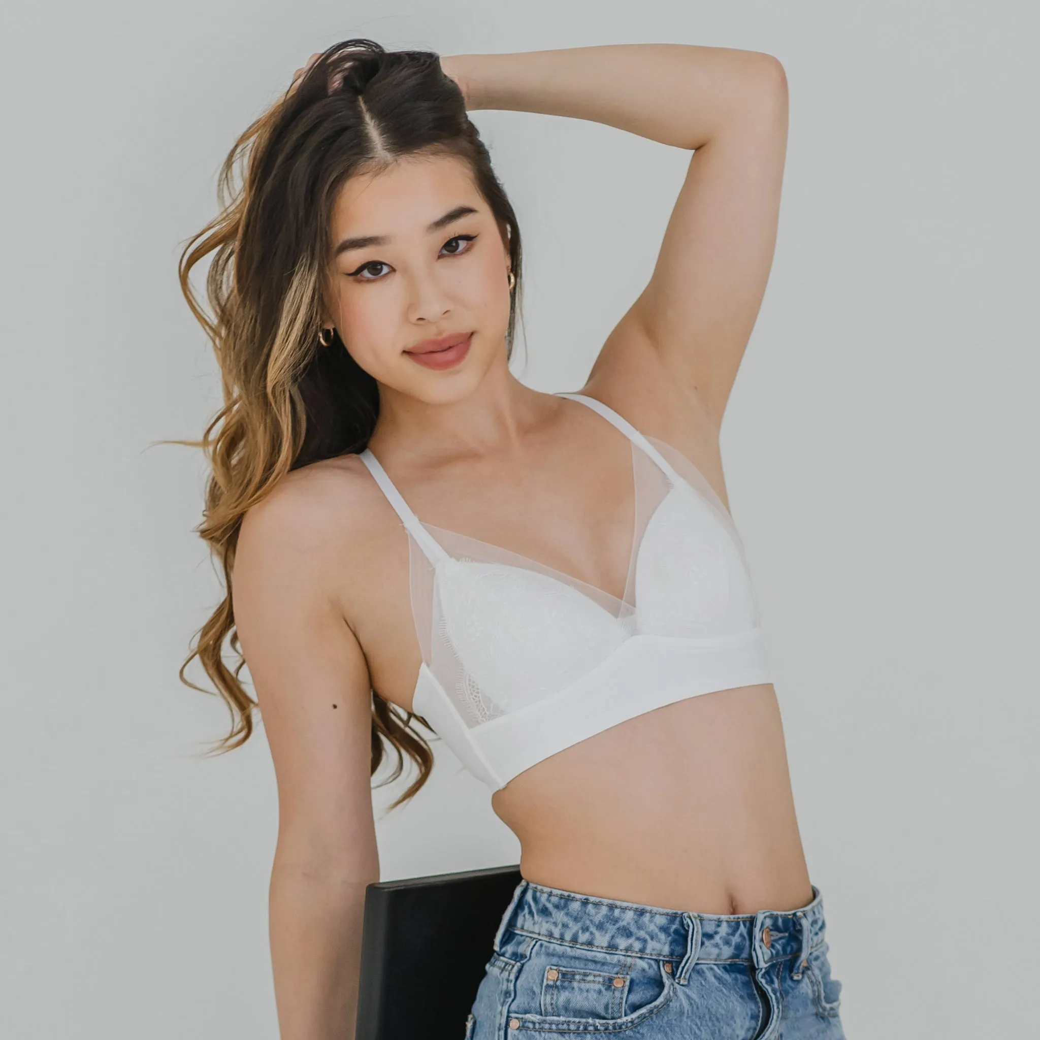 Feathery-Light Lace Mesh! Seamless Lightly-Lined Wireless Bra in Icing