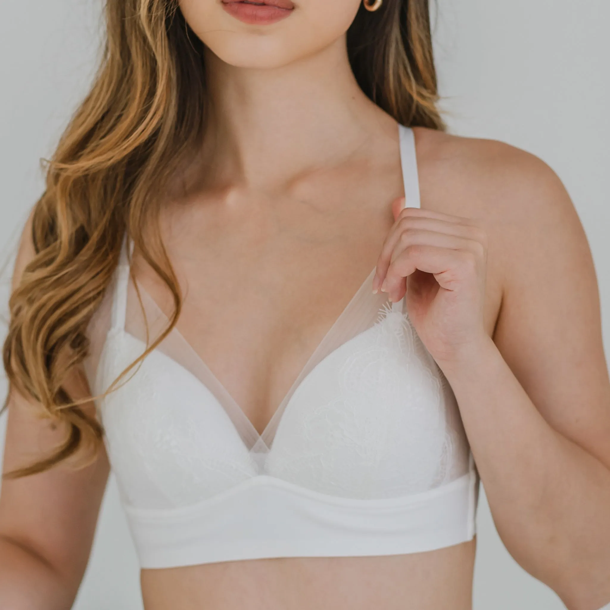 Feathery-Light Lace Mesh! Seamless Lightly-Lined Wireless Bra in Icing