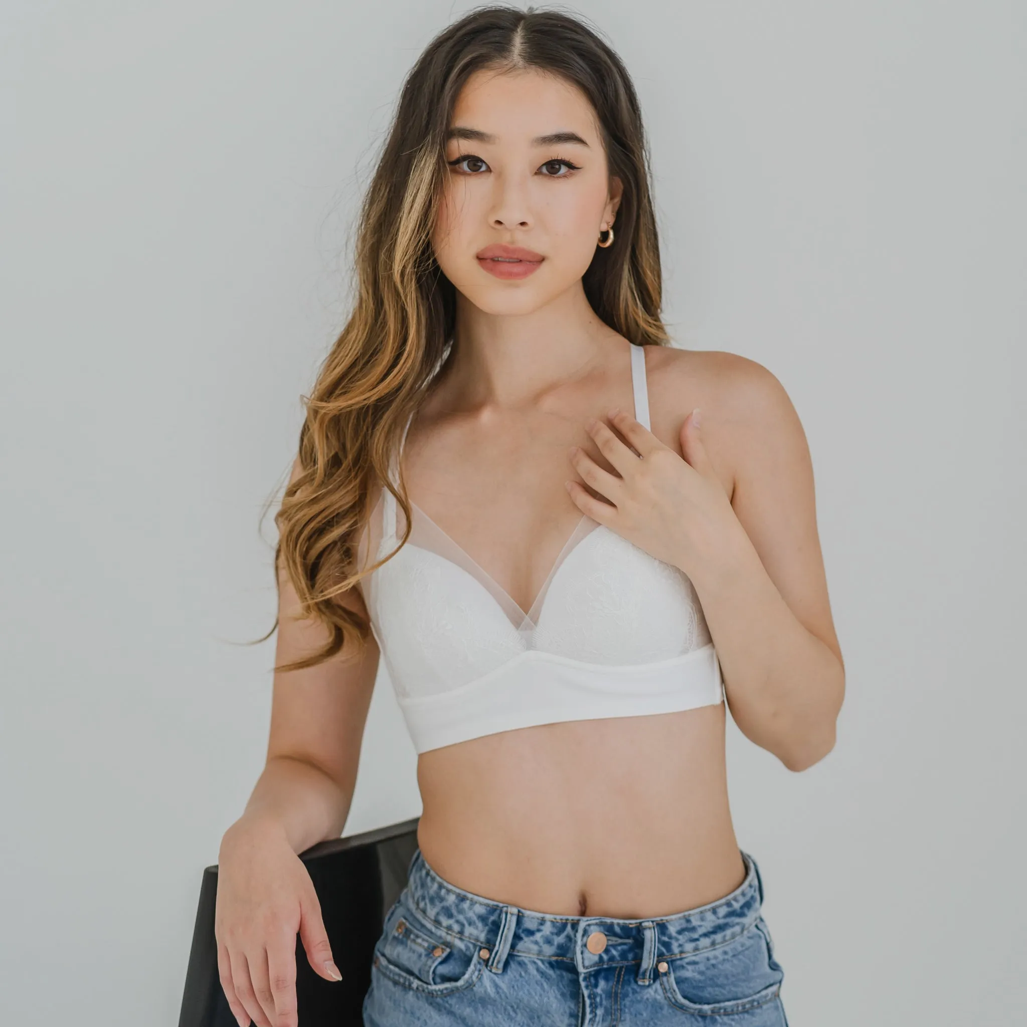 Feathery-Light Lace Mesh! Seamless Lightly-Lined Wireless Bra in Icing