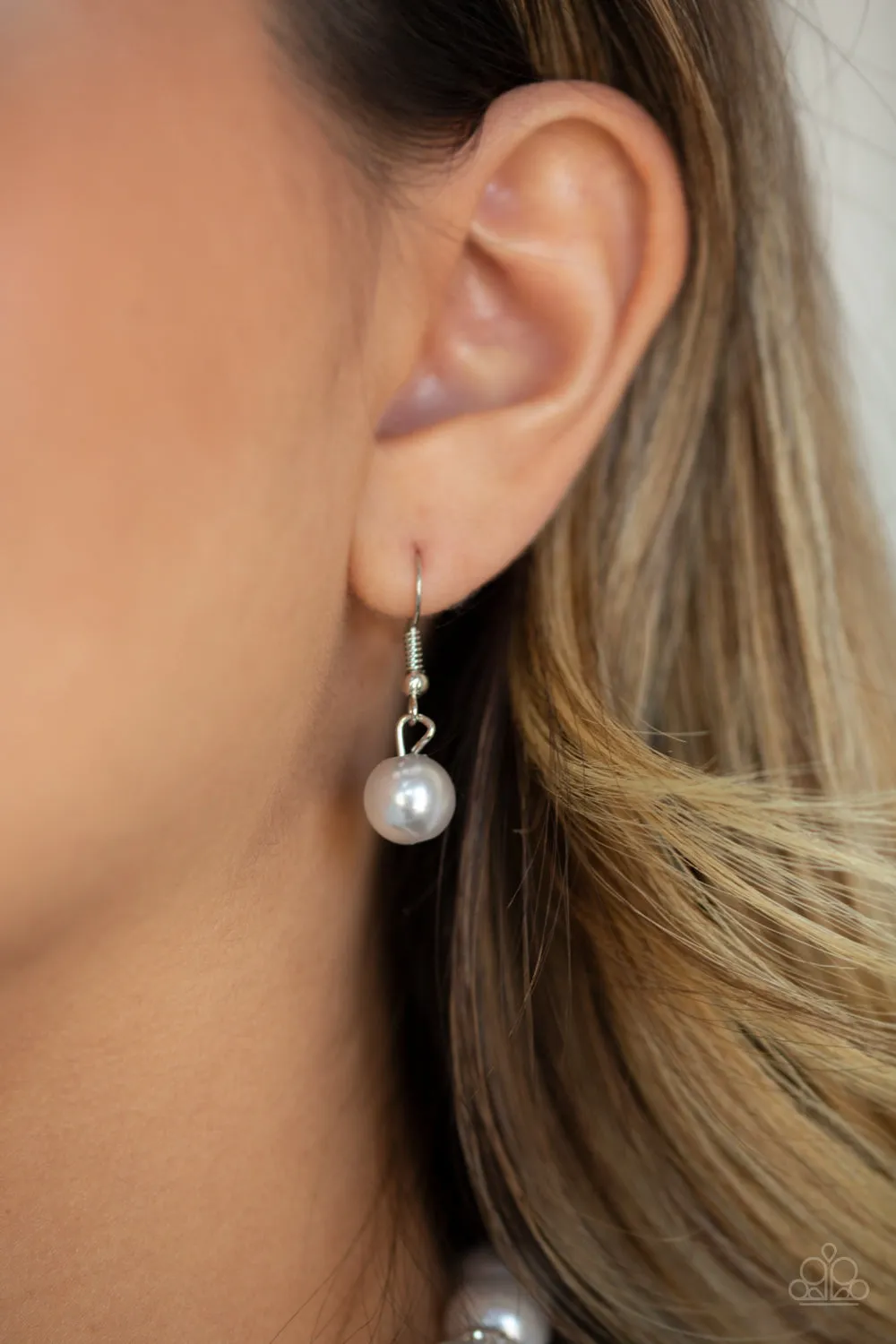 Paparazzi - Uptown Heiress - Silver Pearl Necklace