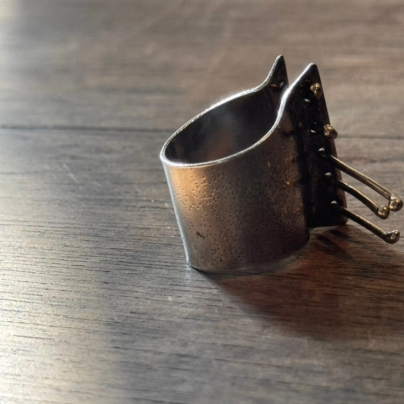 Wide Band Brut